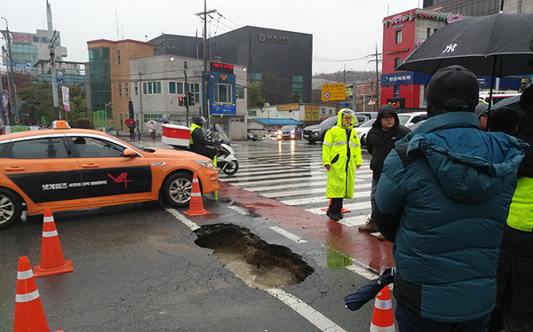 7일 경기도 성남시 중원구 모란사거리에서 '땅 꺼짐(싱크홀)' 현상이 발생해 경찰이 도로를 통제하고 있다.