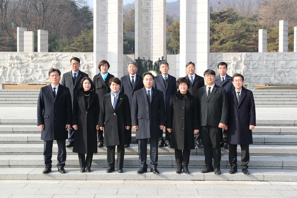강북구의회 의원들이 9일 시무식 후 국립4.19민주묘지를 찾아 참배한 후 희망찬 강북구건설을 다짐했다.