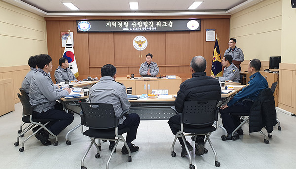 경기 의정부경찰서(서장 곽영진)는 지난 11일부터 4일간 2층 회의실에서 소통과 공유로 치안이 안전한 의정부와 내부만족도 향상을 위한 지역경찰 순찰팀장 소통 워크숍을 개최했다.