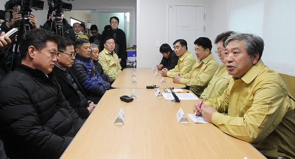 경기도의회 송한준 의장을 비롯한 의원들이 지난 12일 ‘우한교민’이 임시로 생활하게 될 이천지역을 방문해 마을주민들과 현장근무자들을 격려했다.