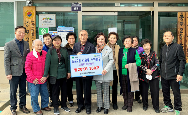 김용문 이천시 증포 2통 노인회장이 매년 불우이웃들에게 전달해달라며 백미 1000~2000kg씩 증포동행정복지센터에 전달했다.