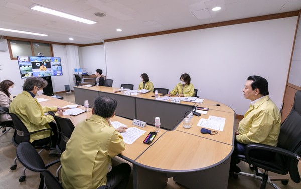 노현송 강서구청장(오른쪽)이 ‘서울시구청장협의회 긴급 현안 영상회의’를 경청하고 있다.