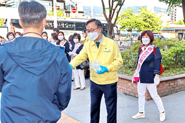금천구청역 앞에서 유성훈 구청장과 금천여성단체협의회 회원들이 주민들에게 마스크를 나눠주며 ‘코로나19 극복 캠페인’을 펼치고 있다.