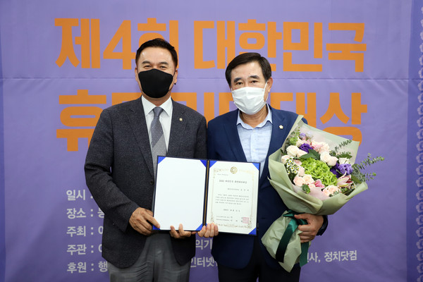 용산구의회 김정재의장(사진 오른쪽)이 행정안전부문 대상을 수상했다.[용산구의회 제공]