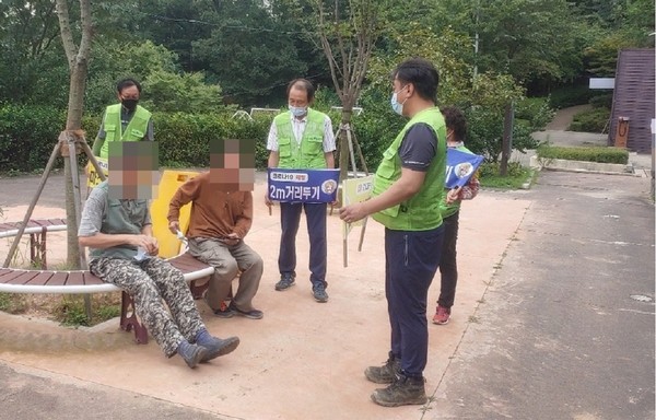 관악구청 직원들이 공원 내 마스크 착용 계도활동을 펼치고 있다[관악구제공]