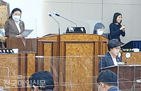 강동구의회 한경혜의원이 5분 자유발언을 하고 있다.