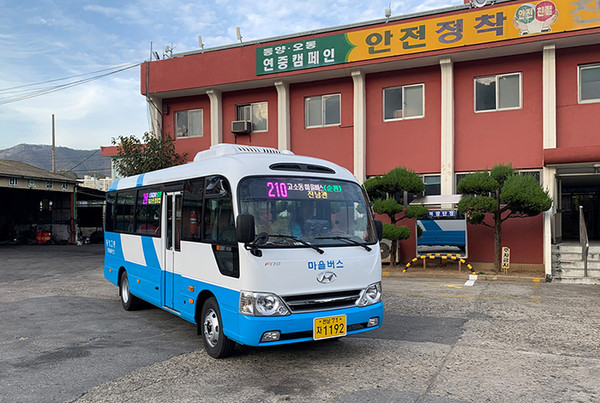 여수시가 도서지역 주민들의 교통편의 증진을 위해 화정면 마을버스를 내년 1월 1일부터 운행한다. 사진은 여수시가 운영하는 마을버스 [여수시 제공]