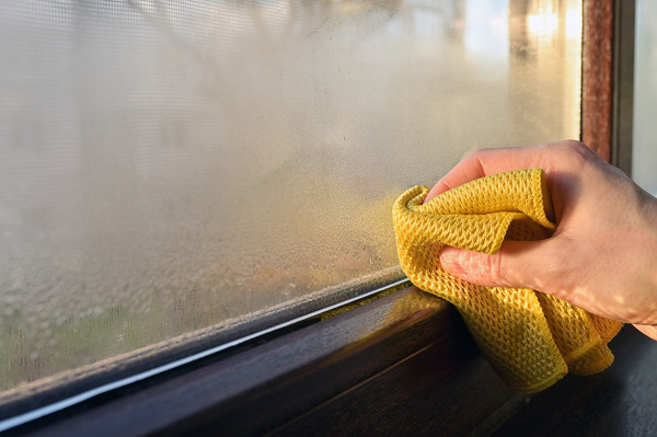 결로현상은 겨울철 따뜻한 실내와 차가운 바깥 온도차이로 창문에 물방울이 맺혀 쉽게 발생한다. [이미지투데이 제공]