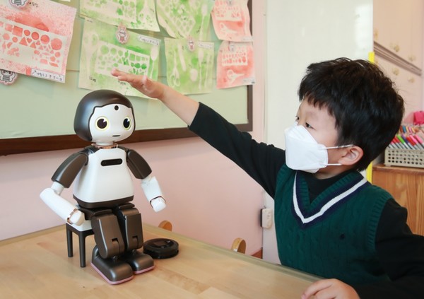 서울 관악구가 AI교육로봇 ‘리쿠’를 활용해 아이들에게 구연동화를 선보여 호응을 얻고 있다. [관악구 제공]