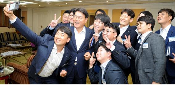 최정우 회장이 첫 현장직 영보드 위원들과 간담회를 한 뒤 기념촬영을 하고 있다. [포스코 제공]