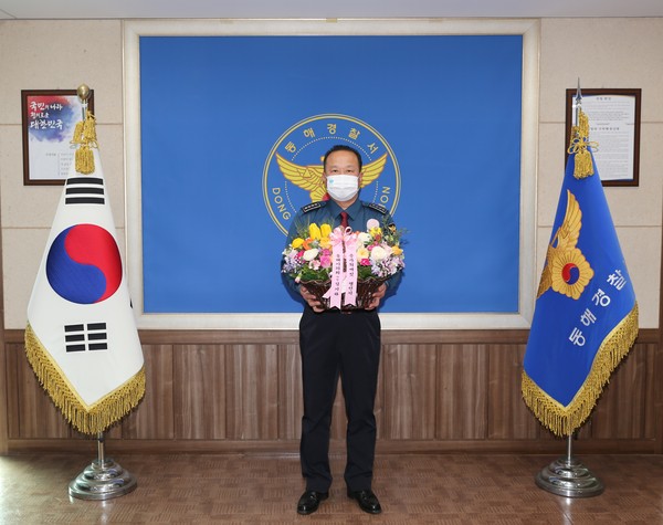 양승현 강원 동해경찰서장은 최근 플라워 버킷 챌린지 릴레이 캠페인에 동참했다. [동해경찰서 제공]