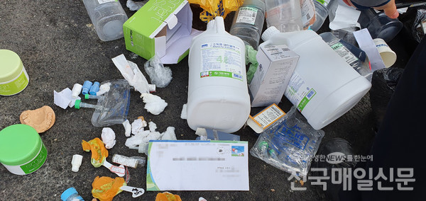 순천의 한 치과병원에서 불법투기한 비닐봉투에서 쏟아진 의료폐기물.