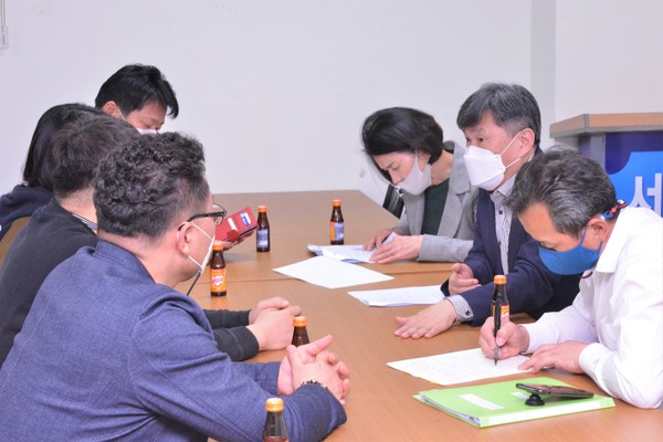 서동용(오른쪽 가운데) 의원이 남해오네뜨아파트 분양 전환과 관련 임차인 대표들과 간담회를 갖고 있다. [서동용 의원실 제공]