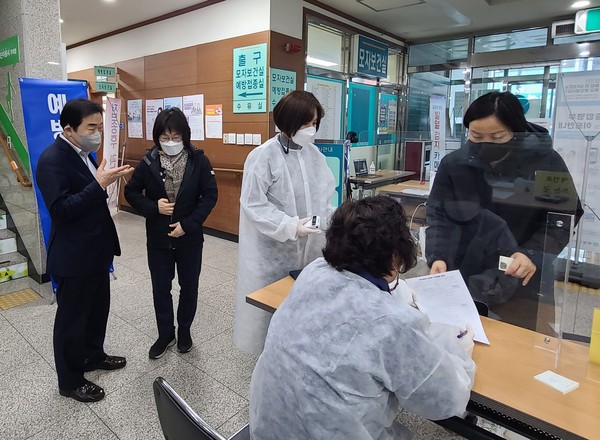 인천시의회 신은호 의장은 최근 부평구보건소를 찾아 코로나19 백신 접종 관계자들을 격려했다. [인천시의회 제공]