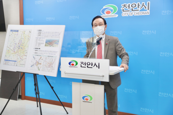박상돈 시장은 천안, 아산 경계지역에 도시개발사업 추진으로 인한 도로교통망 개선계획을 발표했다. [천안시 제공]