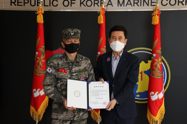 지난 9일 이강덕 포항시장(오른쪽)이 김태성 신임 해병대사령관에게 명예시민증을 전달하고 있다. [포항시 제공]