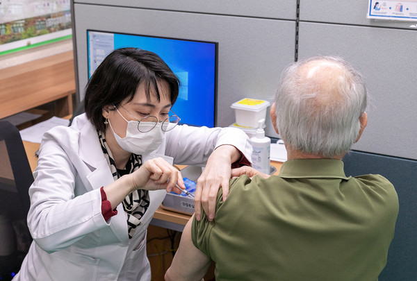 15일 강서에방접종센터에서 75세 이상 어르신이 코로나19 백신 접종을 받고 있다. [강서구 제공]
