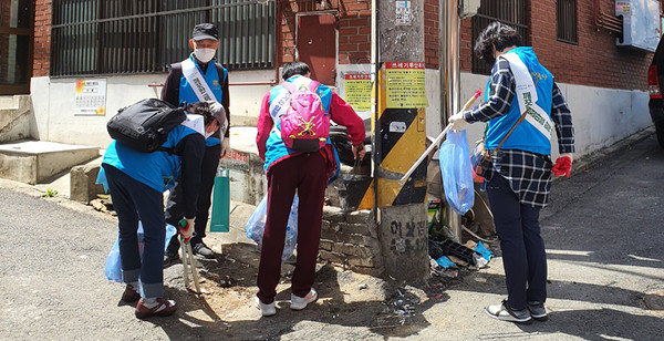 경기 군포시 금정동이 주민들의 삶의 질 향상을 위해 ‘깨끗한 금정마을 만들기’ 캠페인을 진행하고 있다. [군포시 제공]