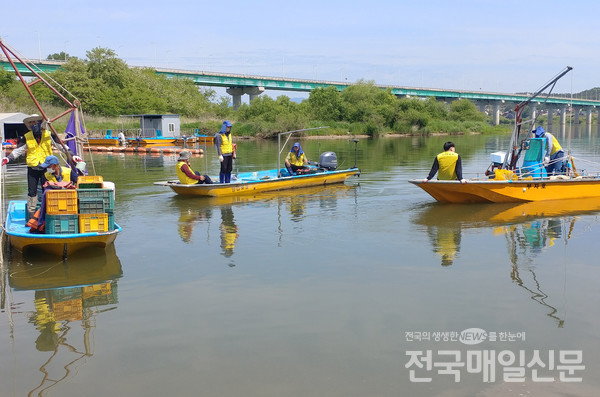 남한강내 물속 쓰레기 수거에 나선 회원과 소형 어선.