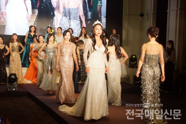 인터내셔널 슈퍼퀸 모델협회 회원들이 패션쇼를 하고 있다.