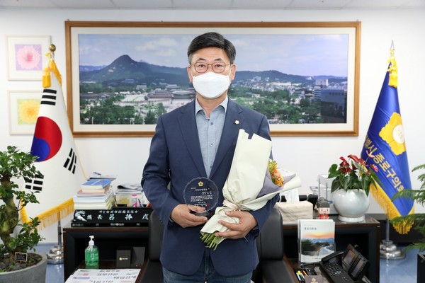 종로구의회 전영준 의원이 서울시 구의회의장협의회로부터 ‘지방의정대상’을 수상했다. [종로구의회 제공]