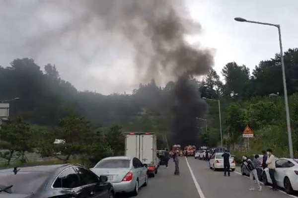 23일 오후 경남 양산시 두명1터널 1차로를 달리던 1t 트럭에서 불이나 연기가 시커멓게 뿜어져 나오고 있다. [경남 소방본부제공]