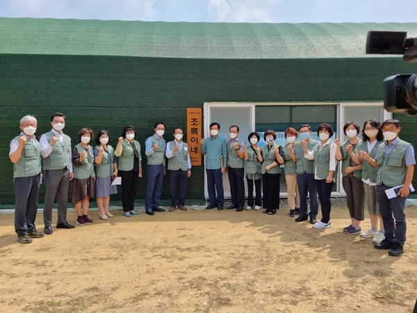 경기 평택시는 최근 팽성읍 추팔리 일원에서 시민정원사 봉사단 발대식 및 초록이네 오픈식을 개최했다. [평택시 제공]