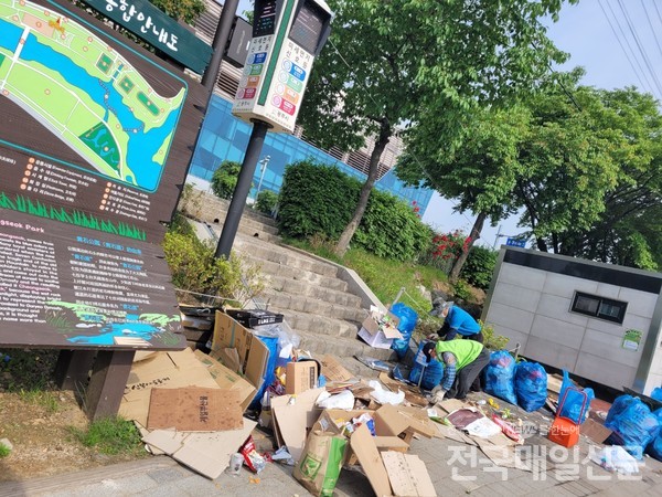 경기 광주시의 도시공원이 늦은 시간이면 술판으로 북적거리는 가운데 이들이 버리고 간 쓰레기를 공원관리인이 정리하고 있다.