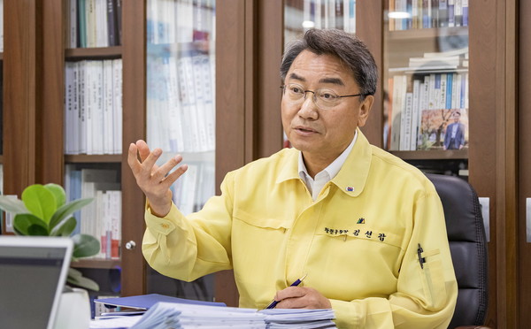김선갑 서울 광진구청장이 업무추진비 52%를 반난해 코로나19로 고생하는 직원들을 격려해 줄 계획이라고 밝혔다. [광진구 제공]