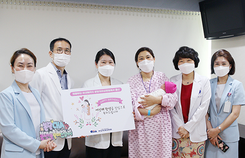 차의과학대학교 분당 차여성병원에서 이명옥(46)김소연(43)씨 부부가 여섯째 딸 ‘은동이’를 출산했다. [분당 차여성병원 제공]