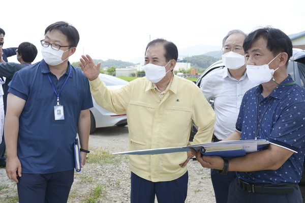 박윤국 경기 포천시장이 폭염으로부터 시민을 보호하고자 현장점검을 했다. [포천시 제공]