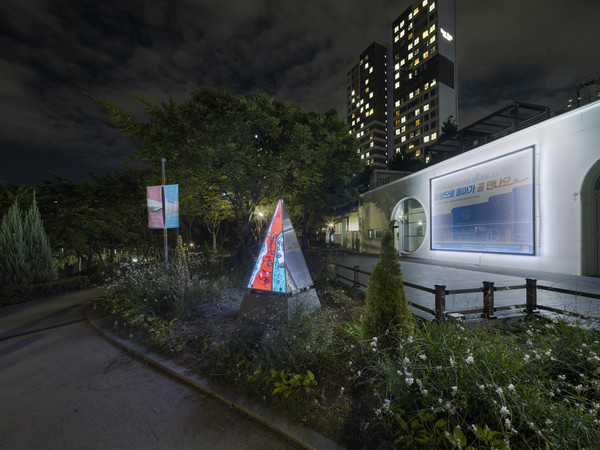 석촌호수 아뜰리에 앞마당에 설치된 공공미술프로젝트 작품 '미래 조각'. [송파구 제공]