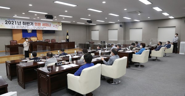 강북구의회가 최근 의원의 의정 능력 함양을 위해 분야별 전문가 초청 세미나를 가졌다. [강북구의회 제공]