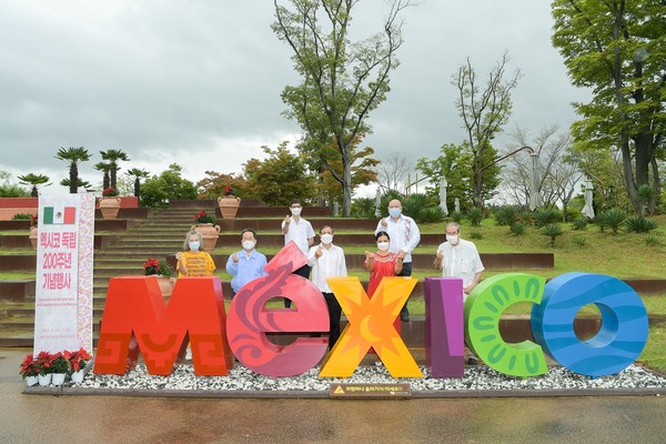 멕시코 독립 200주년을 기념하기 위해 멕시코 정원에서 허석(왼쪽부터) 순천시장, 브루노 피게로아 주한 멕시코대사, 멕시코 기업 ㈜지에스디케이(GSDK)의 까를로스 마하레스 대표 등이 참석했다. [순천시 제공]