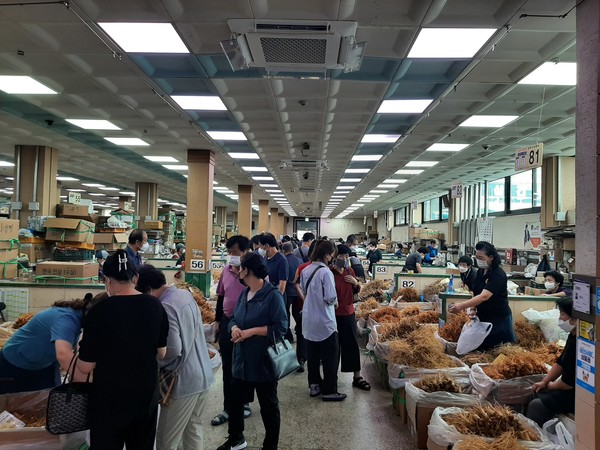 금산인삼 슈퍼위크 마지막 날인 지난 10월 9일 고객들이 금산수삼센터를 방문해 인삼을 구매하고 있다. [금산군 제공]