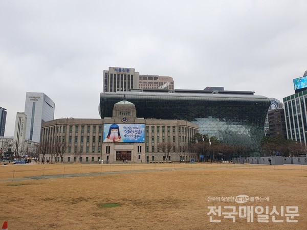 지난 10년간 서울시 재정 부담이 3배 이상 급증한 것으로 나타났다. 사진은 서울시청 광장.