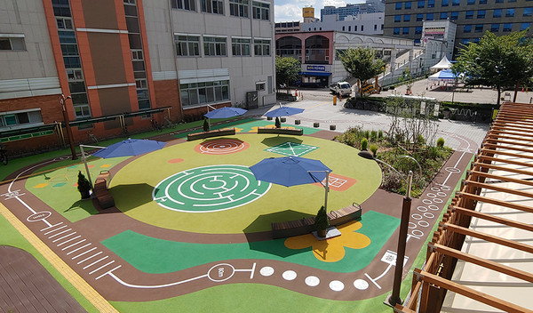 경기 군포시는 공공시설 중 최초로 인지건강 디자인이 적용된 '늘푸른 열린광장'을 개장했다. [군포시 제공]