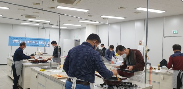 진도군다문화센터는 ‘행복한 노년을 위한 프리덤 요리교실’을 운영, 호응을 얻었다. [진도군 제공]