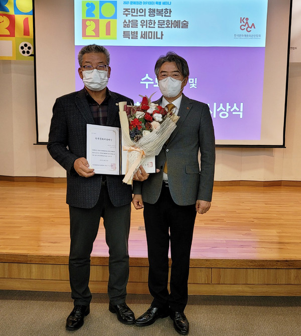 남정옥(왼쪽) 순천시의원이 한국문화예술대상과 대한민국환경봉사대상을 연이어 수상했다. [순천시의회 제공]
