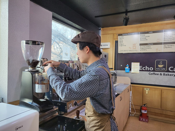 맞춤형 자격취득 프로그램을 통해 바리스타 자격취득을 한 이용자가 은혜의 집 직업재활훈련공간인 에코카페에서 커피를 만들고 있다. [은혜의 집 제공]