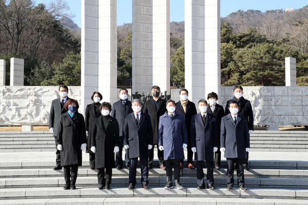 서울 강북구의회는 최근 의회 본회의장에서 시무식을 갖고 국립4.19민주묘지 참배를 하며 새해를 시작했다. [강북구의회 제공]