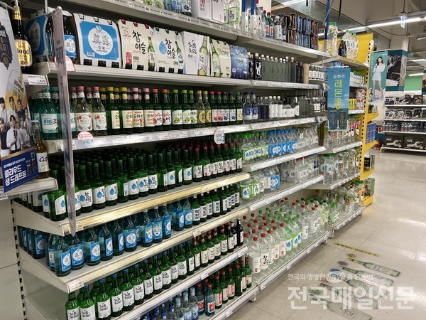 소주, 맥주 등 국내에 판매되는 주류 제품에 칼로리와 영양 성분을 의무적으로 표시하는 방안이 추진된다.
