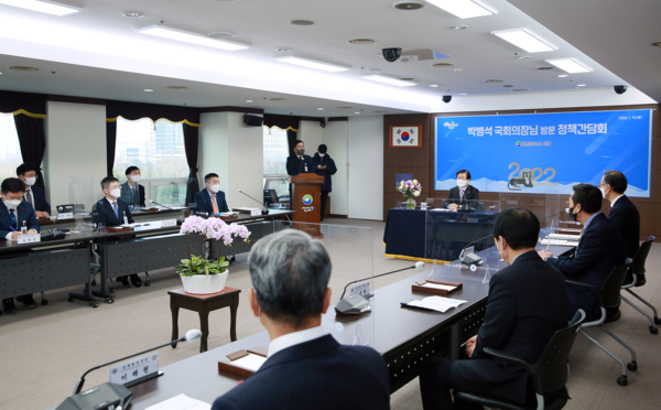 대전 서구는 구청 장태산실에서 박병석 국회의장과 정책간담회를 개최하여 지역 주요 현안에 대해 논의했다. [대전 서구 제공]
