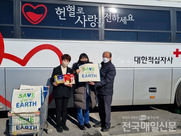 헌혈 참여 주민(가운데)에게 꾸러미 선물 전달.(자체 촬영)