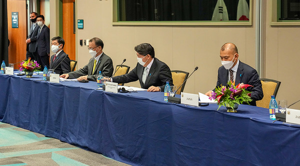 하야시 요시마사 일본 외무상(오른쪽 두번째)이 12일(현지시간) 하와이 아태안보연구소에서 열린 한미일 외교장관 3자 회담에 참석하고 있다. [외교부 제공]