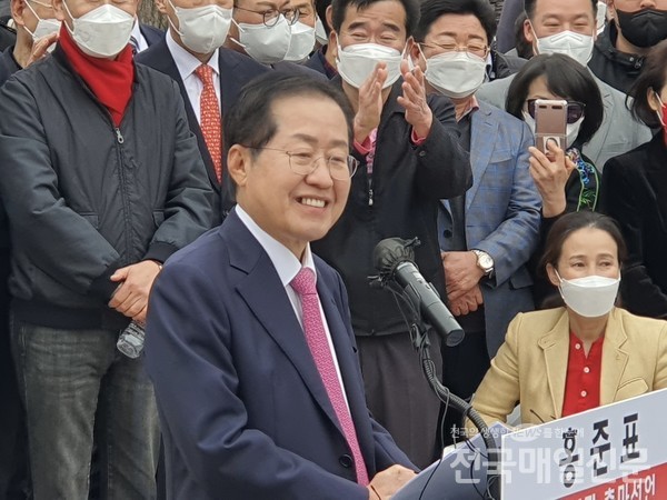 국민의힘 홍준표 의원이 31일 대구 수성못 이상화 시비 앞에서 연 기자회견에서 대구시장 출마를 밝히고 있다.