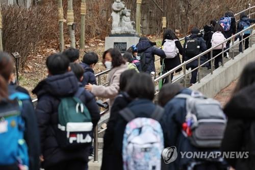 등교하는 한국 학생들(사진제공/연합뉴스)