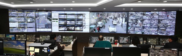 서울 종로구는 올 연말까지 CCTV관제센터에 'AI수배차량 추적시스템·스마트시티 통합 플랫폼'을 구축할 예정이다. 사진은 CCTV관제센터 내부 모습.[종로구 제공]