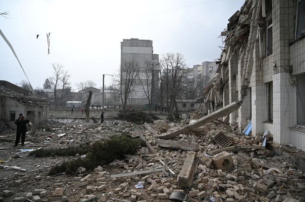 4일(현지시간) 우크라이나 서북부 도시 지토미르에 있는 한 학교 건물이 러시아군의 무차별 폭격으로 형체를 알아볼 수 없을 만큼 부서져 있다. 러시아군은 우크라이나 주요 도시에 대한 공세를 강화하면서 사상자와 민간 시설 피해가 크게 늘고 있다. [지토미르 로이터=연합뉴스]