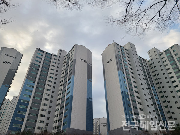 새 정부의 재건축 등 부동산 규제 완화에 대한 기대감으로 서울 아파트값이 15주 만에 상승 전환됐다.